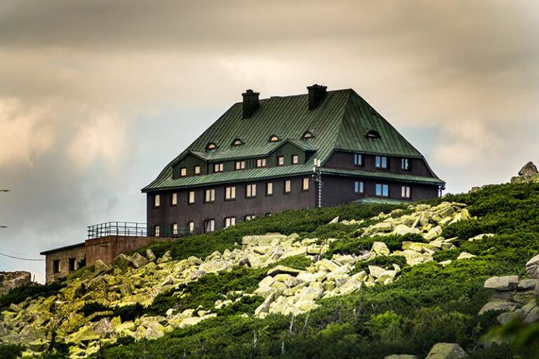 Jak dotrzeć do schroniska Szrenica – praktyczny przewodnik dla turystów