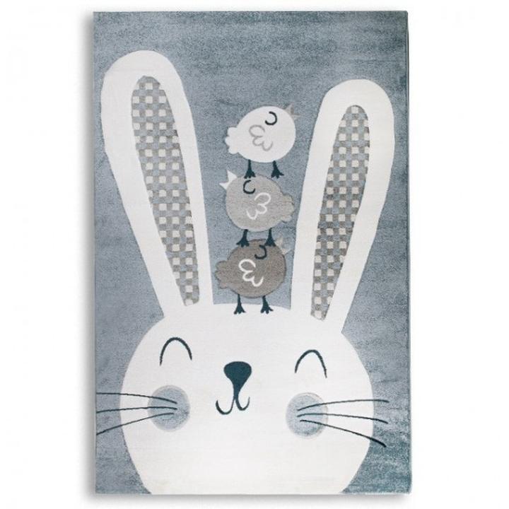 Gryzienie dywanu przez królika