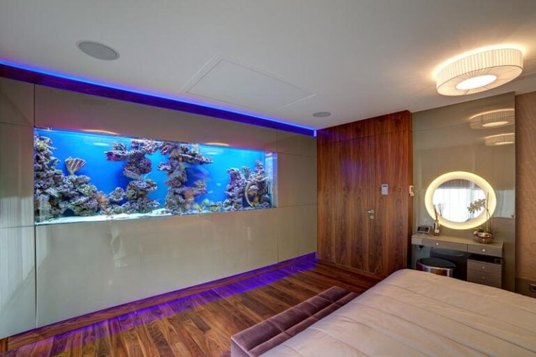 Innowacyjne pomysły na zabudowę akwarium w ścianie: stwórz unikalną przestrzeń w swoim domu